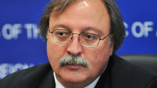 „რაც შეეხება თანამშრომლების შტატების გაბერვას, ბატონო ნოდარ [ებანოიძე], რაიონში [ხარაგაული], საიდანაც თქვენ ბრძანდებით მაჟორიტარი დეპუტატი, 130 ადამიანი მუშაობდა არჩევნებამდე, ახლა მუშაობს 240 ადამიანი“